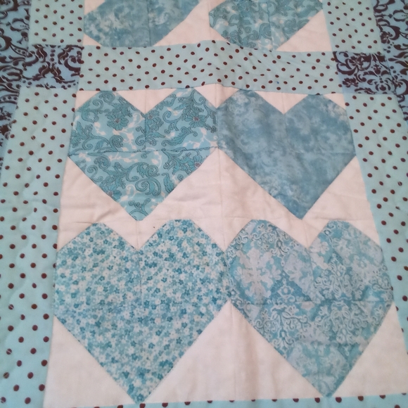 Handmade Quilted table runner with Heart Pattern - Picture 2 of 3